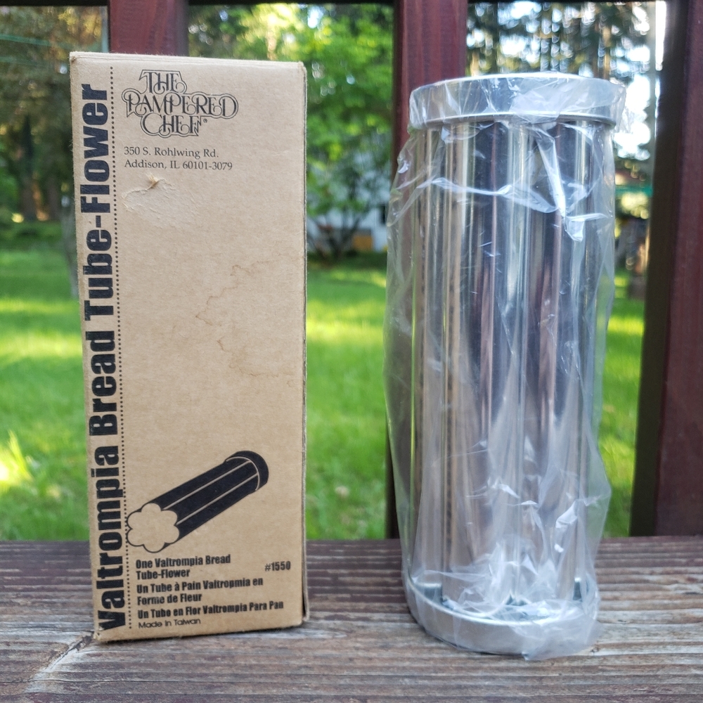 The Pampered Chef One Valtrompia Bread Tube- Flower